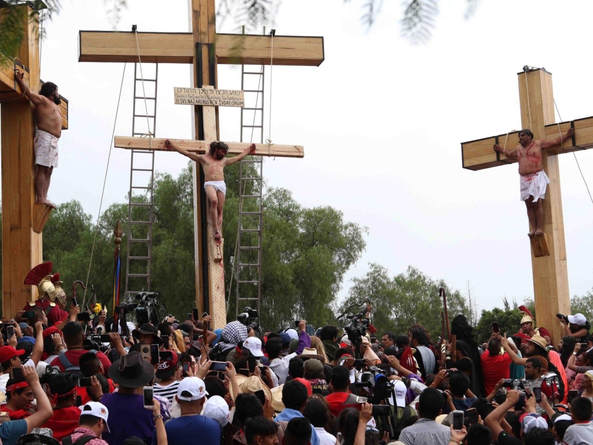  Luego de tres caídas, crucifican al Jesús de Iztapalapa