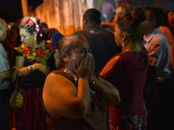 Familiares de las víctimas observan, desde el cordón policial, hacia el sitio del crimen EFE/S. Hernández