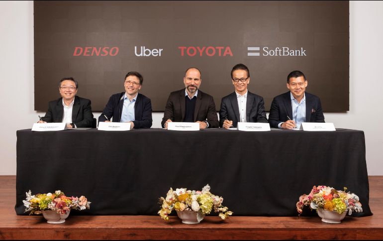 Ejecutivos de Toyota, Denso, Uber y Softbank anuncian la inversión en conferencia de prensa en San Francisco. AP/Toyota Motor