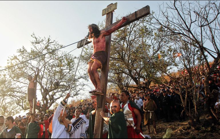 Miles de personas observan a Jesús en la Cruz, durante la Judea en Vivo celebrada en San Martín de las Flores. EL INFORMADOR/E. Barrera