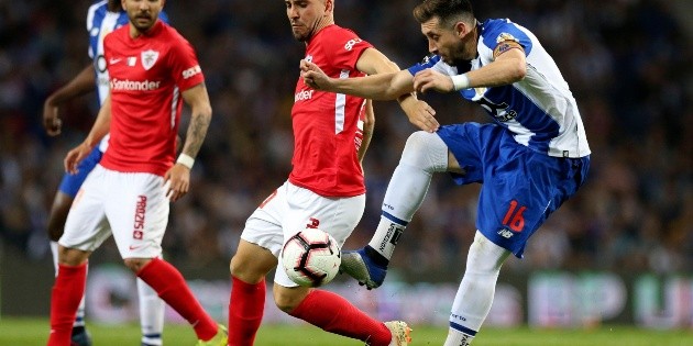 El Porto mantiene el liderato tras vencer al Santa Clara