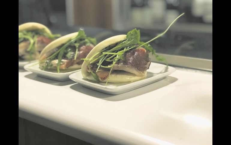 Delicia. Pincho de  Bao de panceta a baja temperatura con jamon de pato casero y queso agrio.