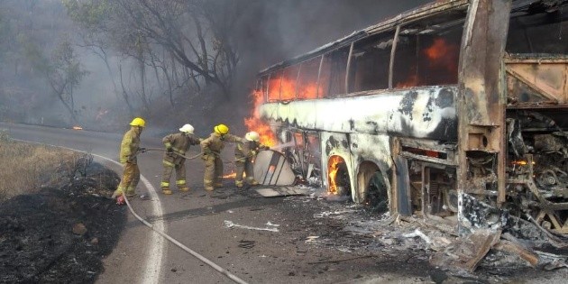 Arde cami&oacute;n de pasajeros rumbo a Mixtl&aacute;n