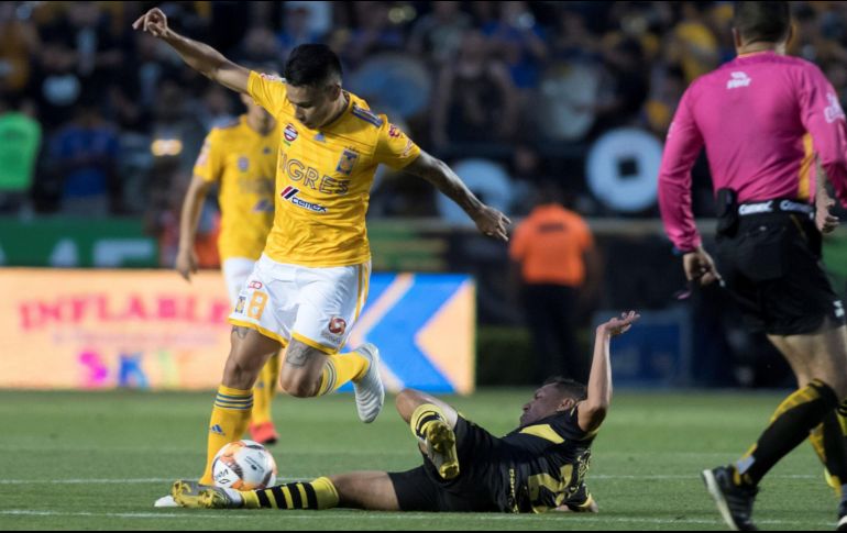 Lucas Zelayaran (i) de Tigres disputa el balón con Alberto Acosta (abajo) de Monarcas Morelia este sábado. EFE/M. Sierra