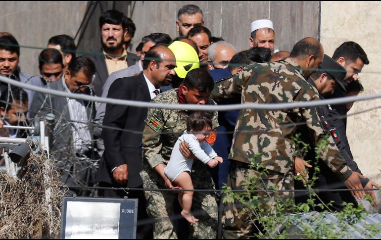 Un soldado rescata un bebé tras la explosión en el Ministerio de Información. EFE/J. Jalali