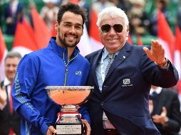 Fognini (I) fue felicitado por Nicola Pietrangeli (D), el último italiano en coronarse en Montecarlo. AFP/Y. COATSALIOU