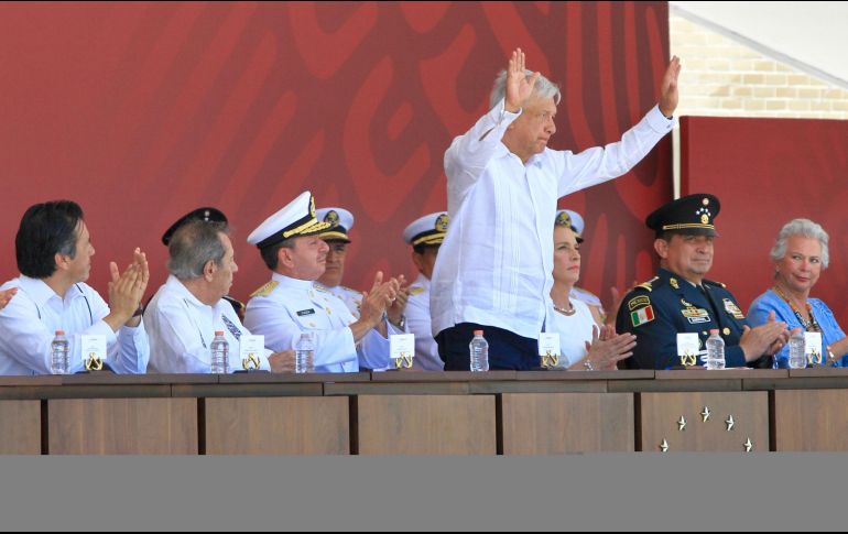 Andrés Manuel López Obrador saluda a los asistentes a la ceremonia por el 105 Aniversario de la Defensa Patriótica del Puerto de Veracruz. NTX / J. Lira