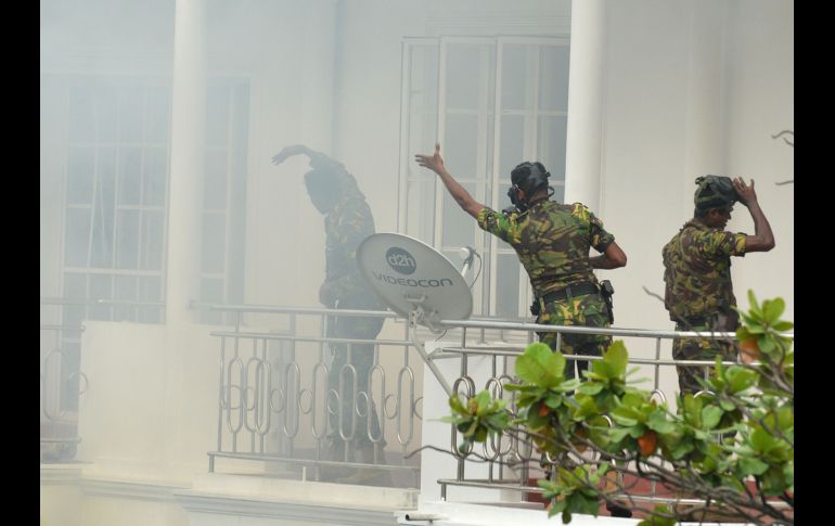 El portavoz de Policía de Sri Lanka anunció el arresto de 13 sospechosos de estar vinculados con los ataques. Policías de fuerzas especiales realizan un operativo cerca de Colombo.