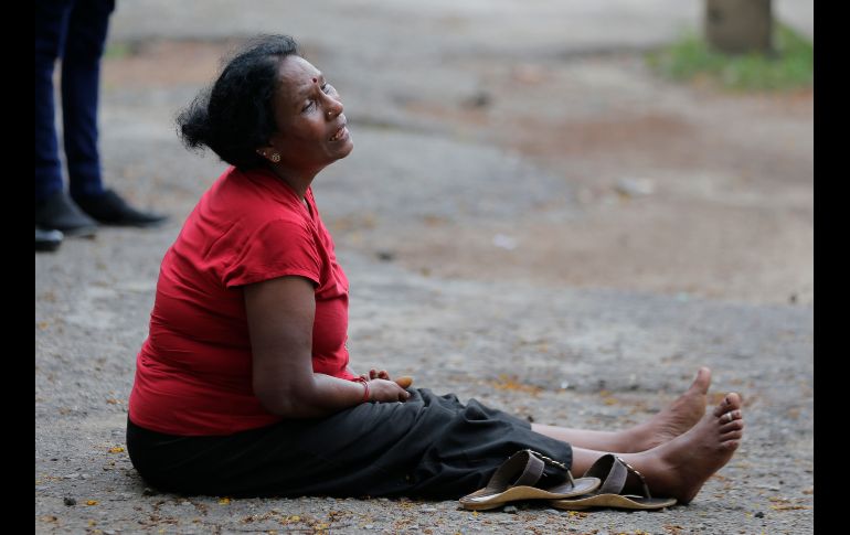 Una mujer reacciona afuera de la morgue en Colombo. Por la tarde, al menos dos personas murieron en otra explosión en un cuarto hotel, situado en Dehiwala, en la periferia sur de la capital.
