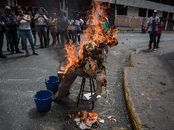 La tradición de quemar a Judas en Venezuela se remonta a los tiempos de la conquista en 1499. EFE / R. Peña