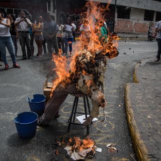 Trump, Guaidó y Maduro protagonizan "quema de Judas" en Venezuela