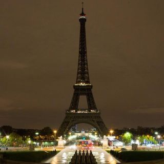 La Torre Eiffel honra a víctimas de ataques en Sri Lanka