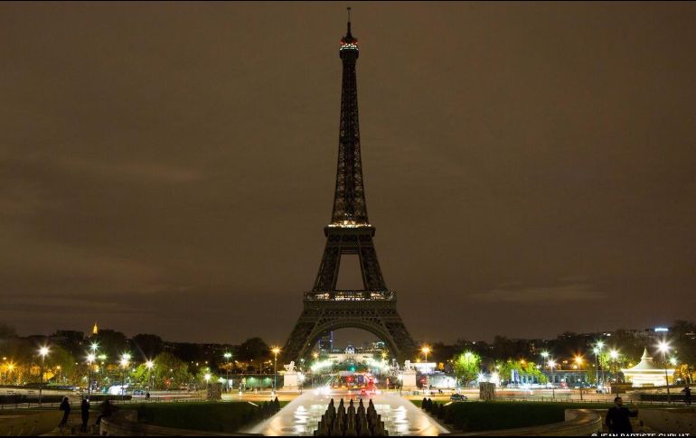 La Torre Eiffel hace homenaje a las víctimas de los ataques con bombas a iglesias y hoteles de Sri Lanka. TWITTER / @LaTourEiffel