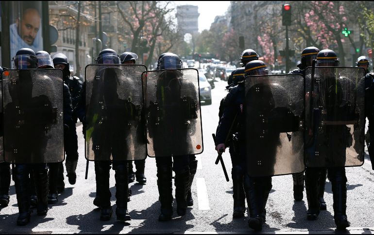 El sábado, algunos manifestantes en París gritaban “¡suicídense!” a los policías que los rociaban con gas lacrimógeno y les lanzaban balas de goma. EFE/Archivo