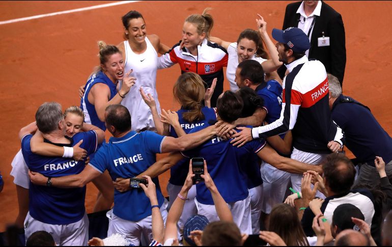 Integrantes del equipo de Francia celebran tras conseguir su pase a la Final de la Fed Cup. EFE/C. Petit