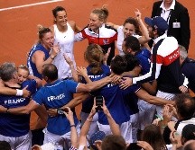 Integrantes del equipo de Francia celebran tras conseguir su pase a la Final de la Fed Cup. EFE/C. Petit