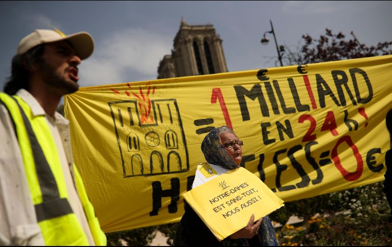 Unas 50 personas de una asociación francesa de personas sin hogar se reúnen con pancartas que decían 