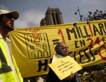 Unas 50 personas de una asociación francesa de personas sin hogar se reúnen con pancartas que decían 