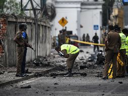 Fuerzas de seguridad inspeccionan los escombros tras la explosión al tratar de desactivar una bomba en Colombo. AFP/J. Samad