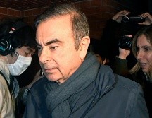 La nueva acusación contra Carlos Ghosn (c) fue presentada por la fiscalía nipona en el mismo día en que vencía el plazo de arresto provisional tras su última detención. AP/Kyodo News/ARCHIVO