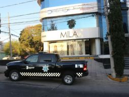 Autoridades lograron sorprenderlo cuando iba saliendo del lugar con una mochila y una laptop. ESPECIAL/ Policía de Guadalajara