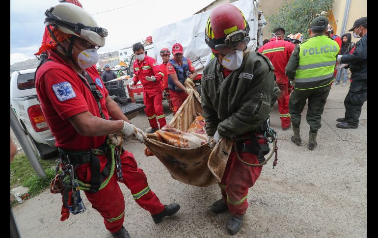 El equipo de rescate de la Policía Boliviana y los Bomberos llegan este lunes con cuerpos a la morgue de Clínicas de La Paz. EFE/M. Alipaz