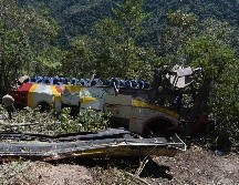 El accidente se produjo cuando el conductor del autobús intentó rebasar a un camión cisterna y chocó de frente con una camioneta. EFE