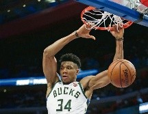 Giannis Antetokounmpo aportó 41 puntos para la victoria de los Bucks ayer ante los Pistons. AFP