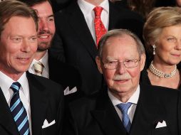 El duque (cen) en compañía de su hijo (izq). EFE