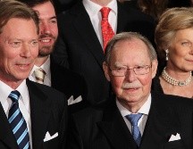 El duque (cen) en compañía de su hijo (izq). EFE