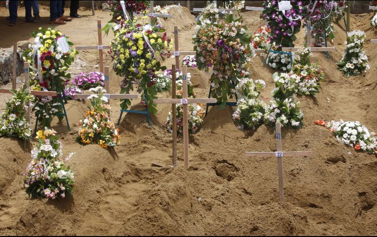 Montículos de tierra tras el entierro de algunas de las víctimas de los atentados en el cementerio Don David Katuwapitiya, este martes, durante el funeral múltiple celebrado en Colombo, Sri Lanka.  EFE/M. Pushpa