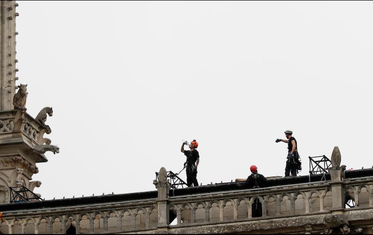 Las obras de cobertura para proteger de la lluvia la catedral de Notre Dame de París se iniciaron el martes, ocho días después del devastador incendio que arrasó parcialmente el monumento gótico. AP/ T. Camus