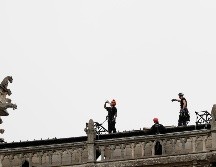 Las obras de cobertura para proteger de la lluvia la catedral de Notre Dame de París se iniciaron el martes, ocho días después del devastador incendio que arrasó parcialmente el monumento gótico. AP/ T. Camus