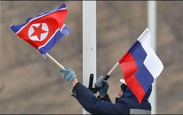 Las banderas de ambos países fueron vistas hoy en Isla Russky, en Vladivostok. AP/Kyodo News/N. Osato