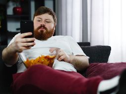 Especialistas advierten de los riesgos a la salud que representa estar mucho tiempo sentados. ESPECIAL / Freepik / freepic.diller