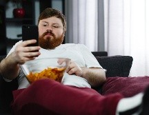 Especialistas advierten de los riesgos a la salud que representa estar mucho tiempo sentados. ESPECIAL / Freepik / freepic.diller