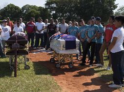 Amigos y familiares de víctimas del ataque durante un funeral en Minatitlán el sábado. AFP/ARCHIVO