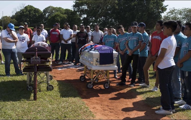 Amigos y familiares de víctimas del ataque durante un funeral en Minatitlán el sábado. AFP/ARCHIVO