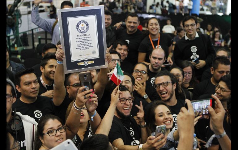 Jóvenes celebran el récord. EL INFORMADOR/ A. Camacho
