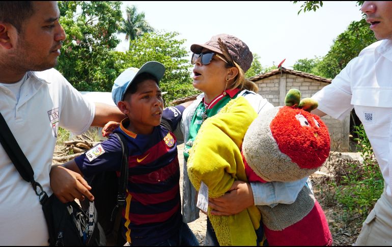 Migrantes detenidos durante un operativo ayer en el municipio de Pijijiapan, Chiapas. El Instituto Nacional de Migración de México interceptó una caravana migrante y detuvo a 367 personas. EFE/D. Ricárdez