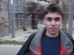 El 23 de abril de 2005 se subió un video en donde se ve a Jawed frente a la jaula de los elefantes. YOUTUBE / jawed