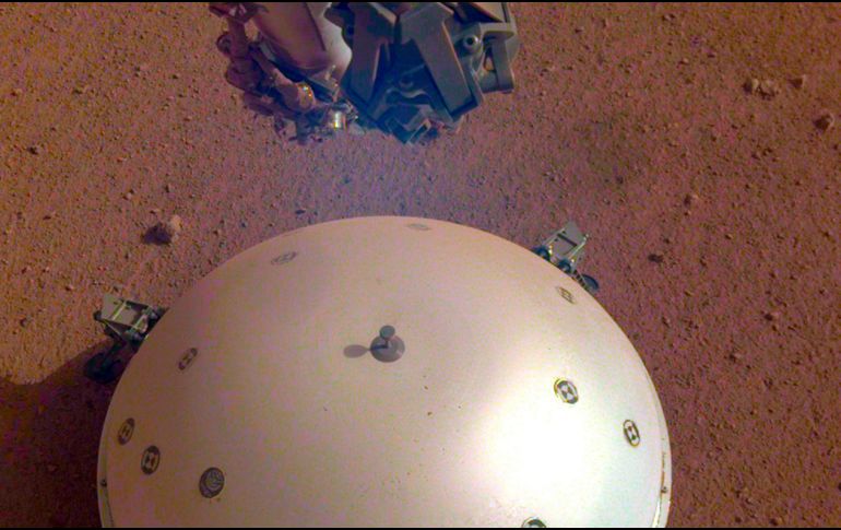 Aquí se muestra el escudo térmico y el viento en forma de cúpula del módulo de aterrizaje InSight que cubre un sismómetro en el día 110 marciano. NASA