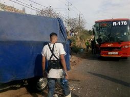 El camión de la ruta 178, número económico 037, se impactó por alcance contra la parte trasera de una camioneta. ESPECIAL