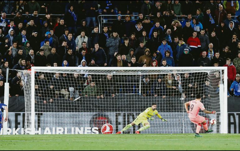 Luis Suárez convierte de penal el segundo gol del Barcelona para vencer ayer al Alavés. EFE
