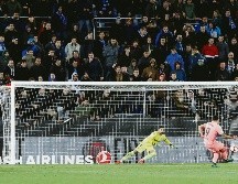 Luis Suárez convierte de penal el segundo gol del Barcelona para vencer ayer al Alavés. EFE