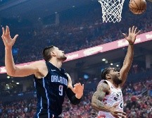 Kawhi Leonard (derecha) encabezó la ofensiva de Toronto al aportar 27 puntos para la victoria de su equipo. AP