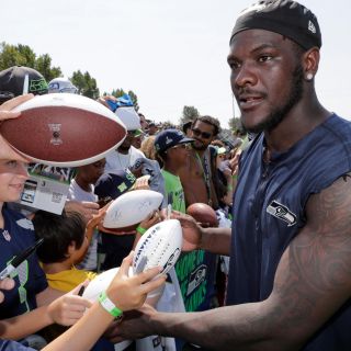 Frank Clark deja Seattle y llega a los Chiefs