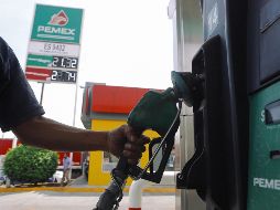 Actualmente el precio promedio del combustible automotriz en el país se ubica en 19.77 pesos el litro, 12.3 por ciento más caro que lo que valía hace un año, según datos de la CRE. EL INFORMADOR/Archivo