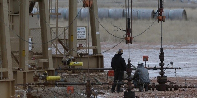 El petr&oacute;leo duda entre las sanciones a Ir&aacute;n y las reservas en EU