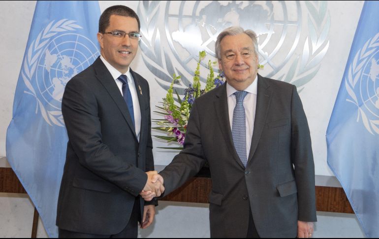 El canciller venezolano, Jorge Arreaza, saluda al secretario general de la ONU António Guterres. EFE/E. Debebe